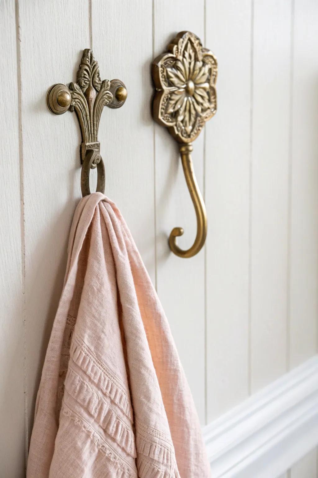 Elevate your kitchen decor with charming vintage-style wall hooks—where simplicity meets elegance.