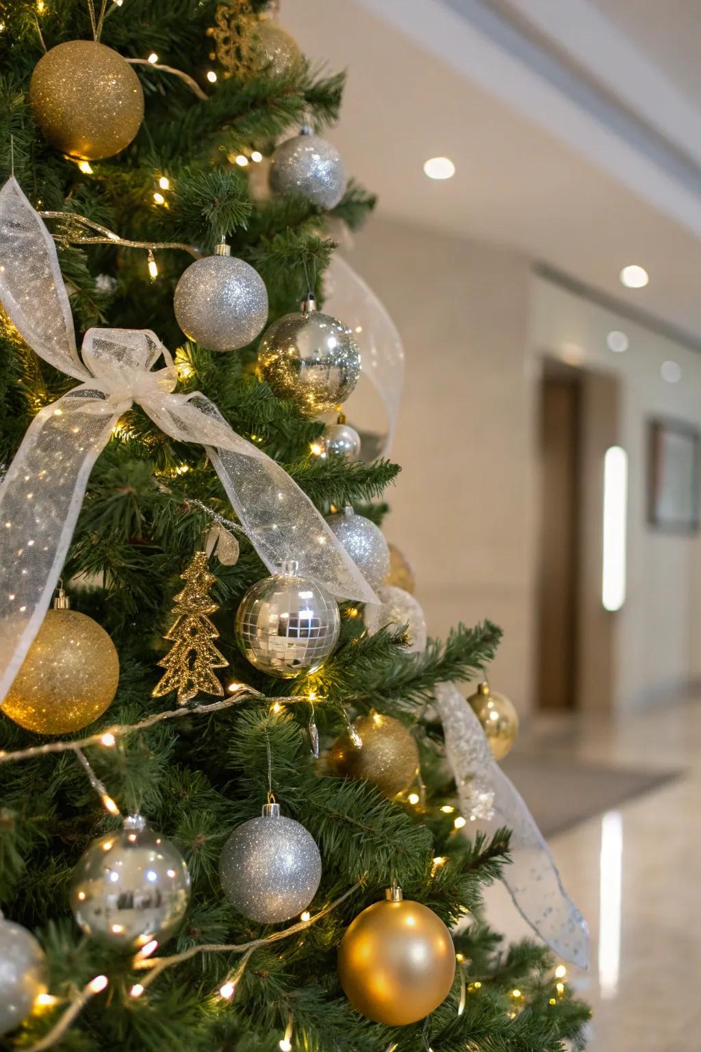 A gold and silver theme brings elegance and sophistication to your Christmas tree.