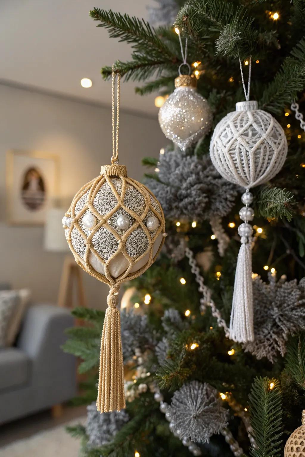 Add sophistication with elegant macrame bauble ornaments.