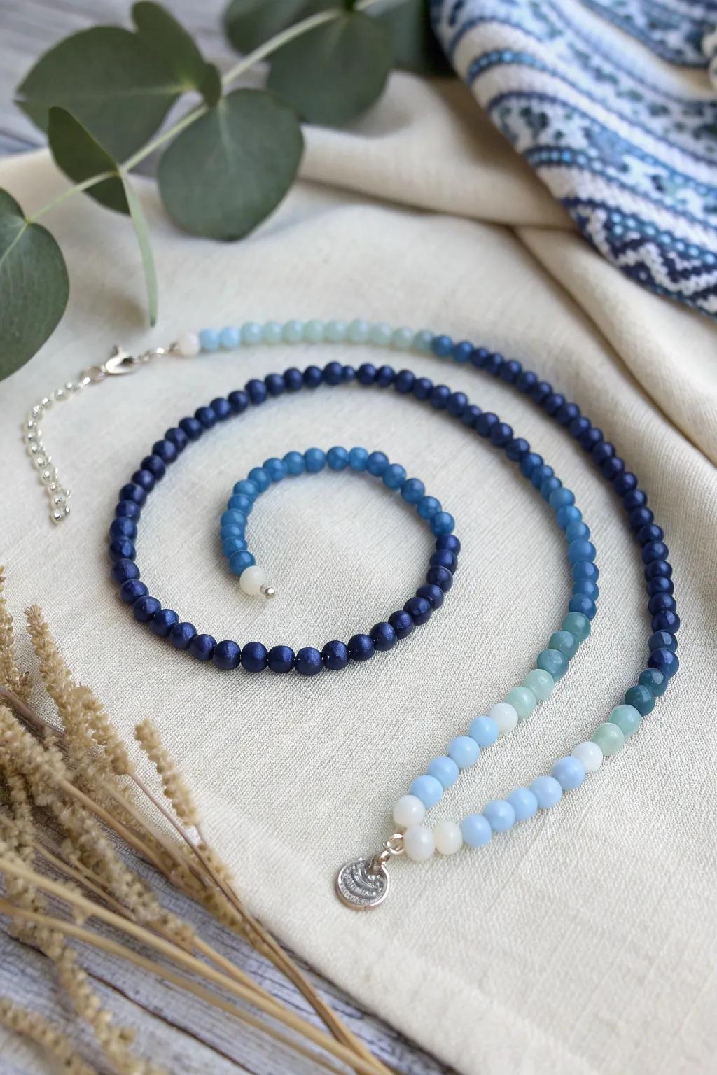 Embrace the elegance of monochrome magic with this stunning pony bead necklace pattern, where simplicity meets bold artistry. 💙✨