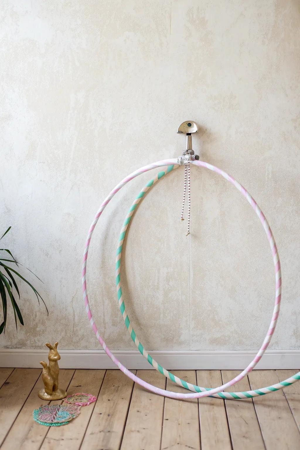 Turn heads with a whimsical shower costume – a playful blend of simplicity and creativity!