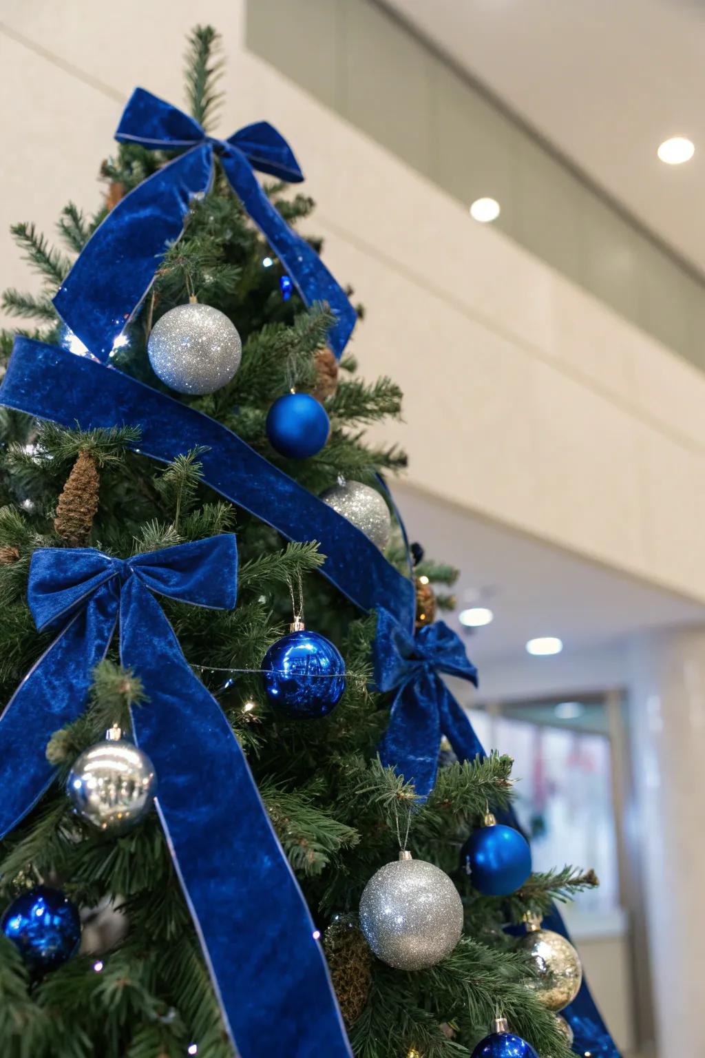 Blue velvet ribbons add a touch of luxury and depth to your Christmas tree.