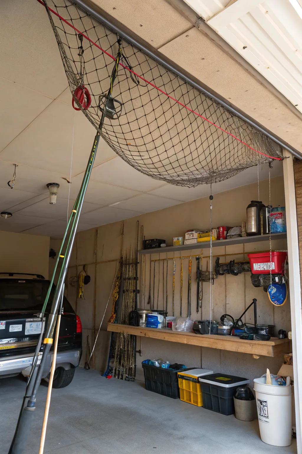 A suspended ceiling net efficiently utilizes overhead space.