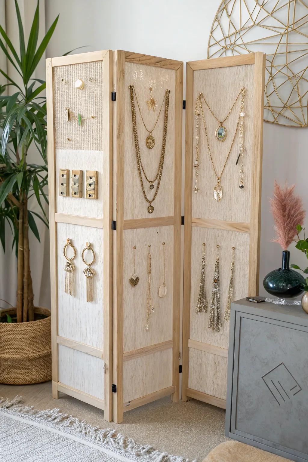 Elevate your craft show with this chic foldable jewelry display screen, where simplicity meets elegance.