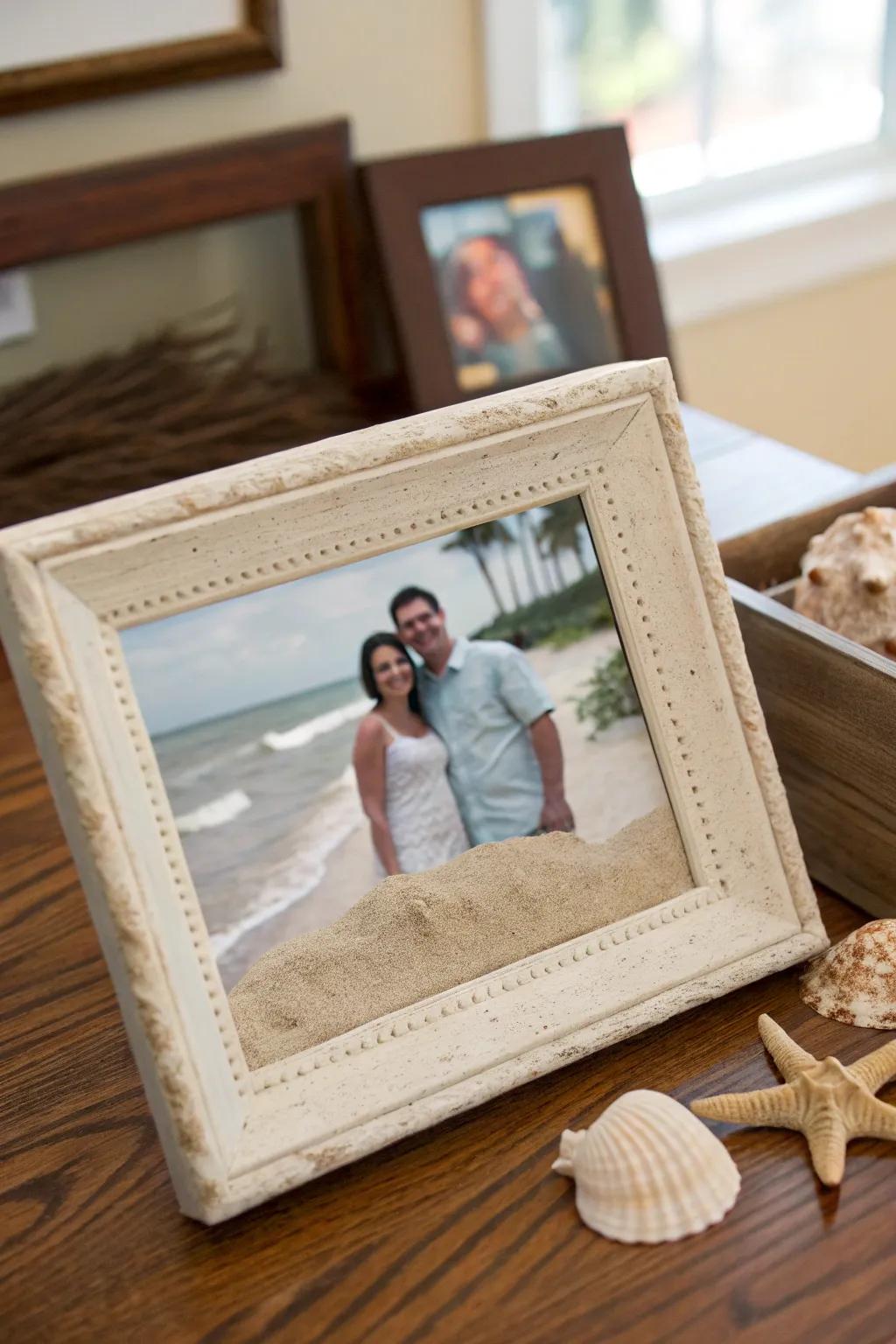 Keep summer memories alive with a beach-themed sand frame.