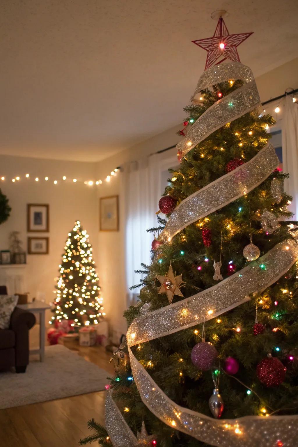 A dazzling Christmas tree with sequin ribbon garlands