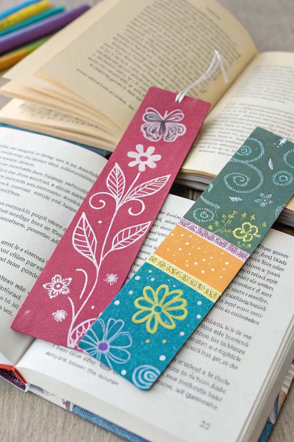 Chalk powder bookmarks make reading even more delightful.