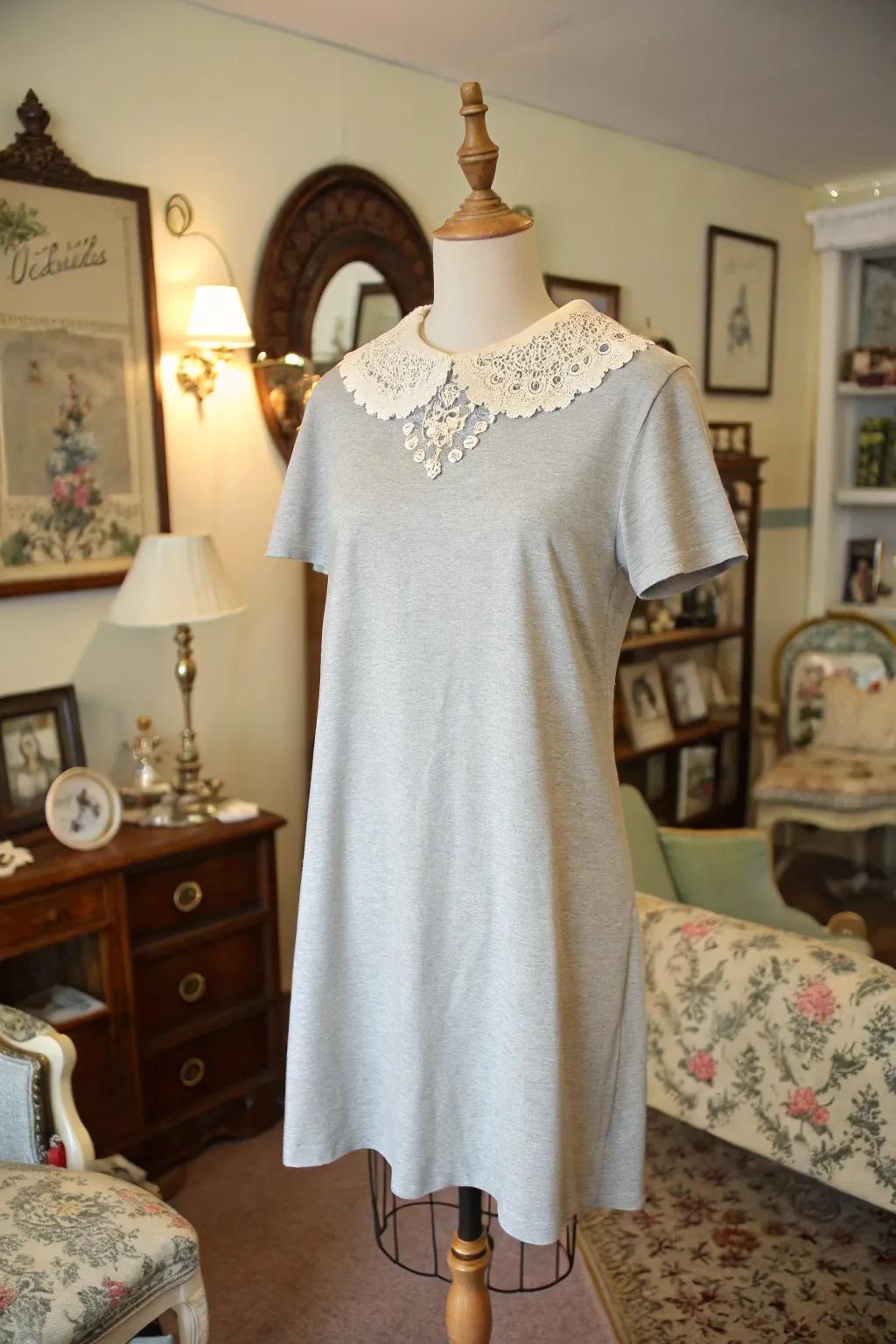 A t-shirt dress with a vintage collar, adding a timeless, classic touch.