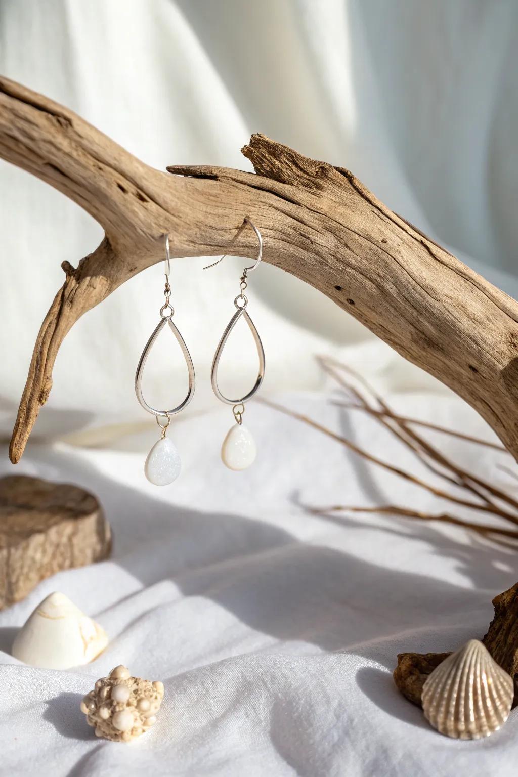 Organic elegance: showcasing earrings with a touch of nature.