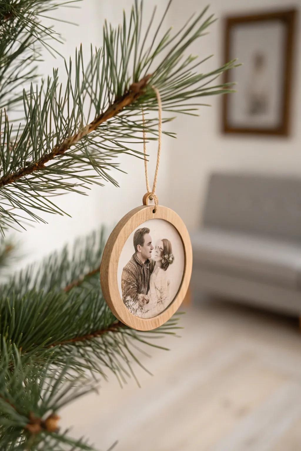 Cherish memories with a touch of elegance: Handcrafted photo ornaments for a personal festive touch.