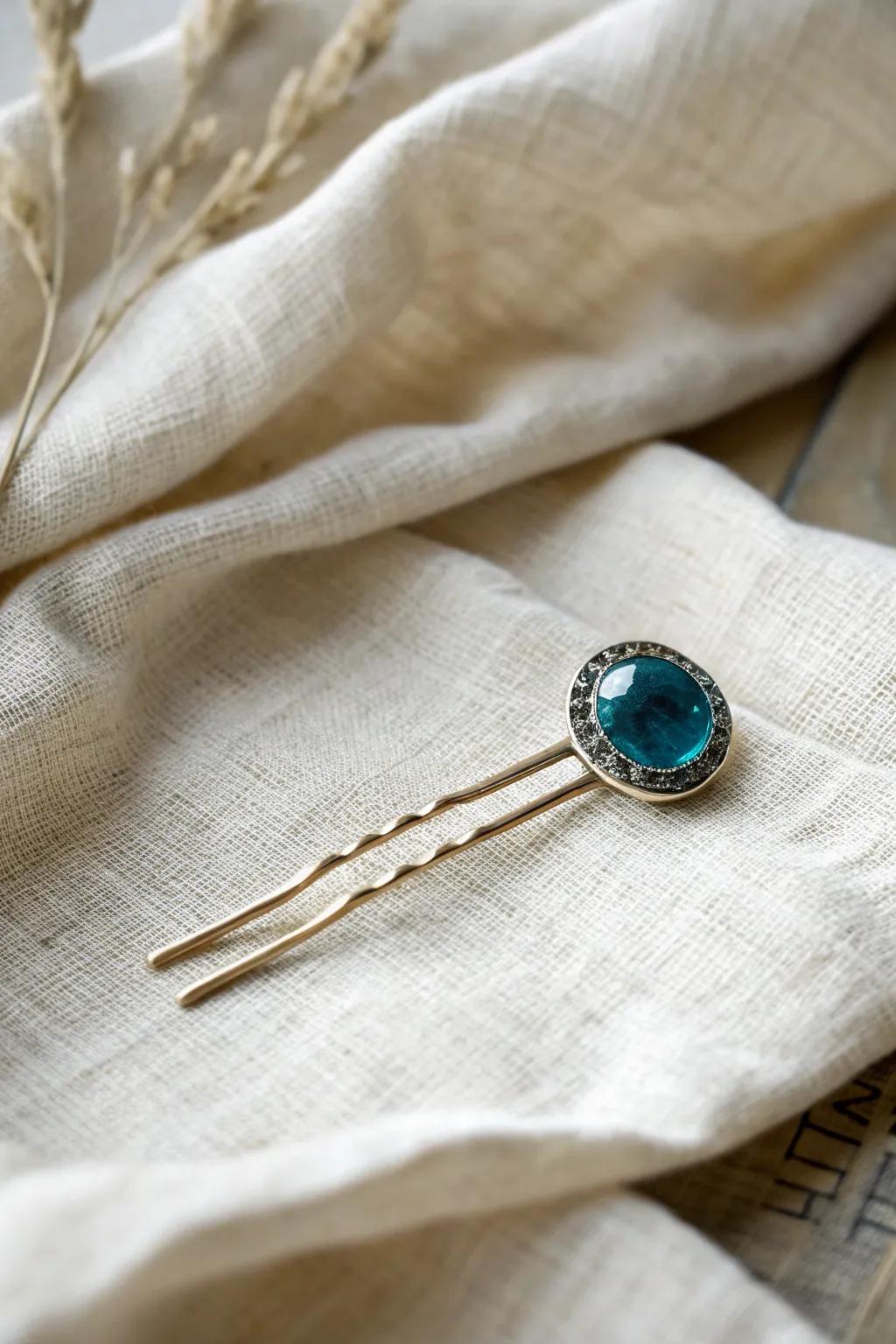Add a touch of sparkle to your hair with this stunning cabochon hairpin. Effortless elegance with a bold twist!