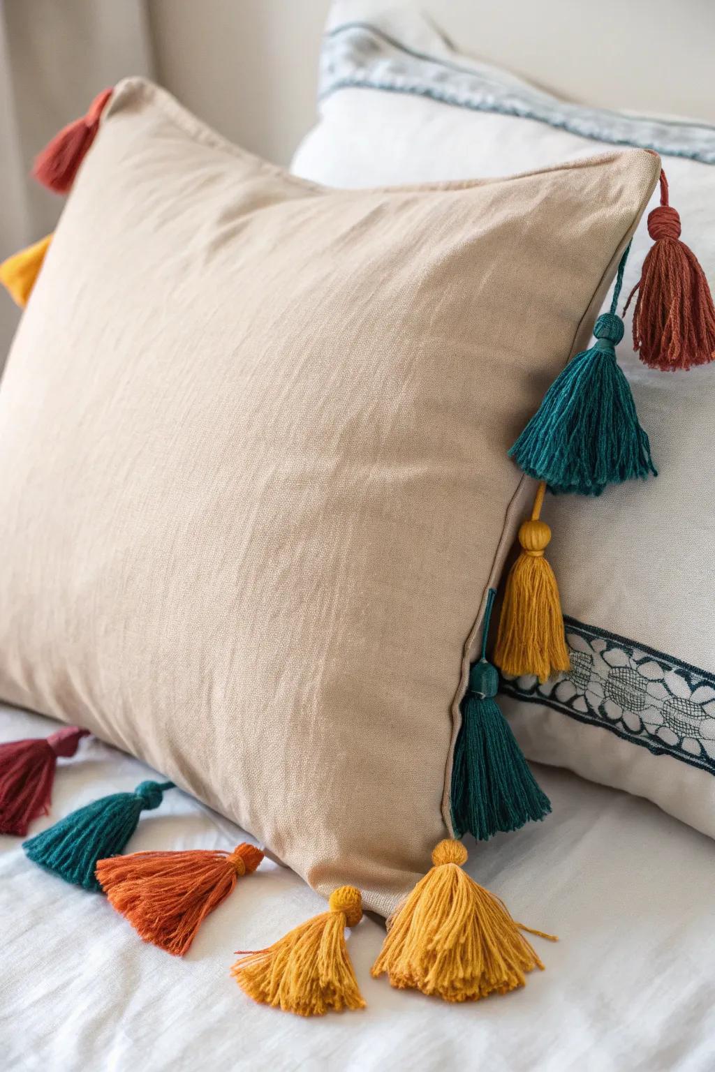 Elevate your decor with a playful touch: tassels add charm and color to minimalist elegance.