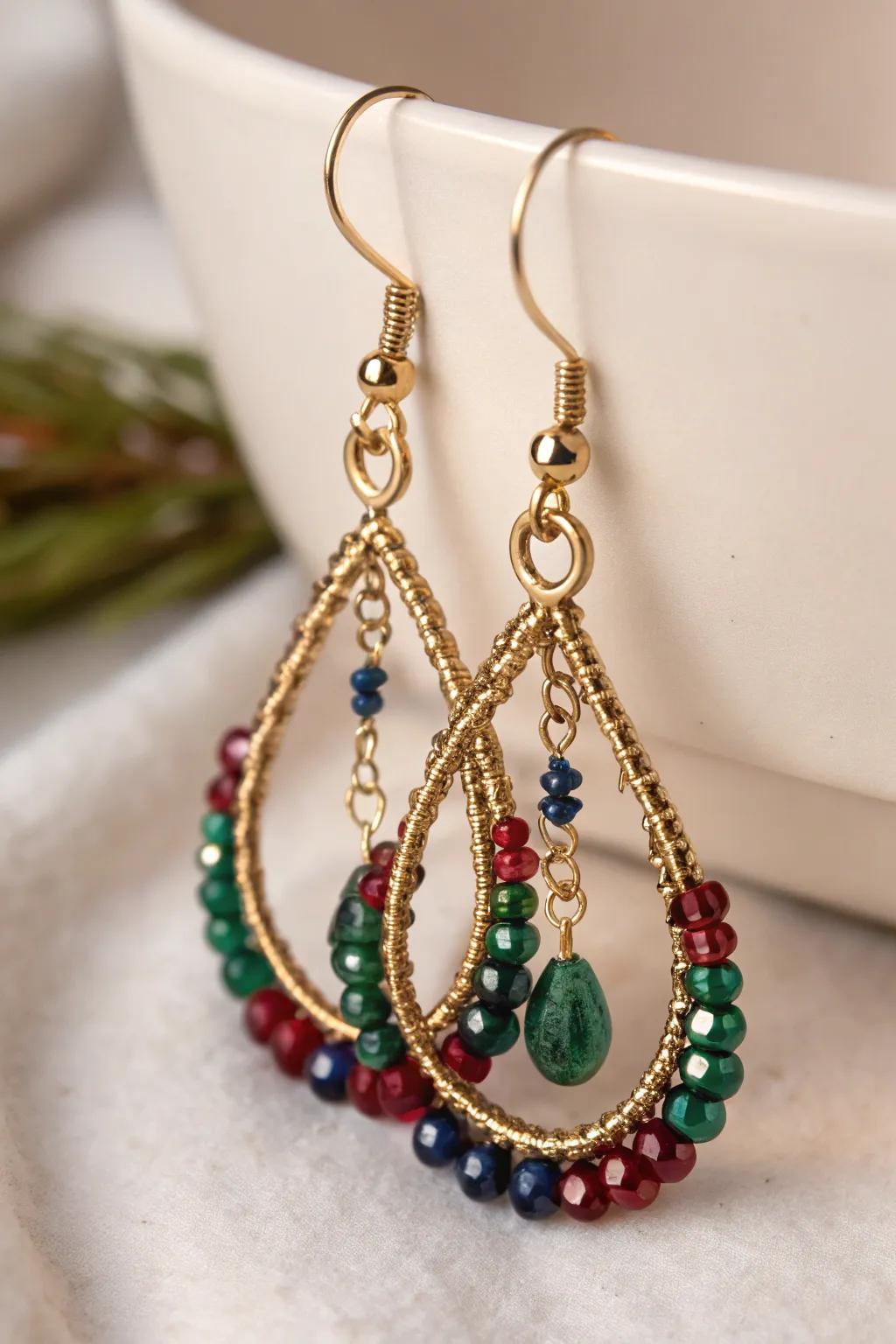Discover the art of contrast with these stunning metal and glass bead earrings, where elegance meets vibrant beauty.