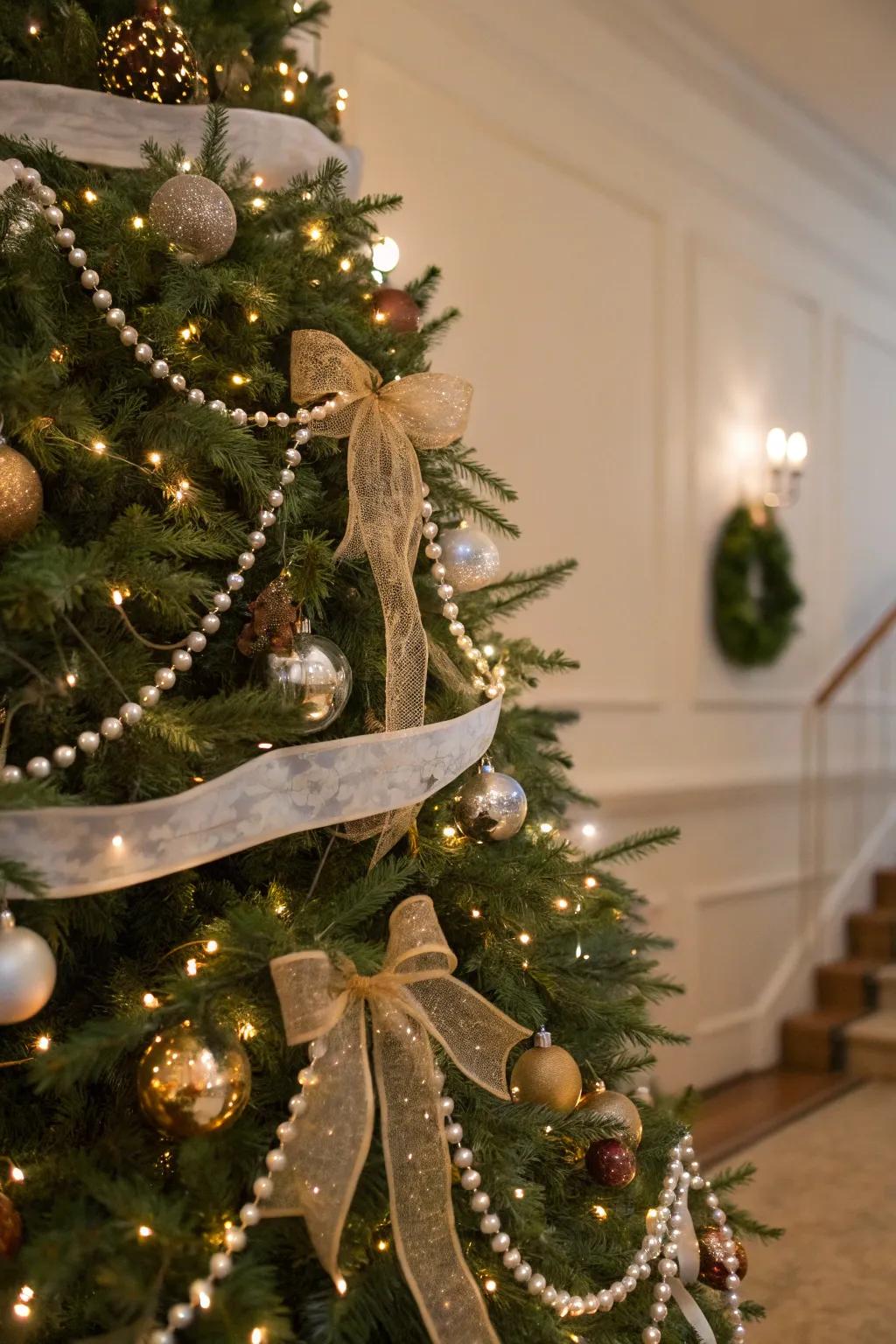 Garlands add a luxurious touch to your Christmas tree.