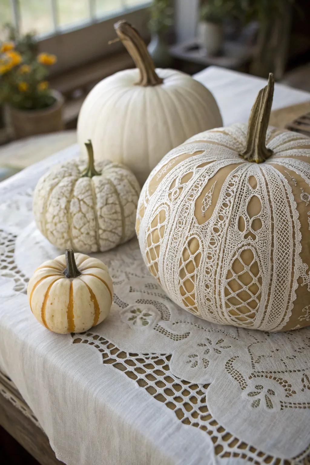 Lace-patterned pumpkins add a delicate and romantic feel.