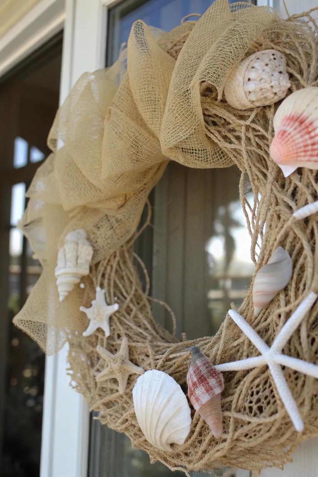 A beachcomber’s dream mesh wreath that captures coastal serenity.