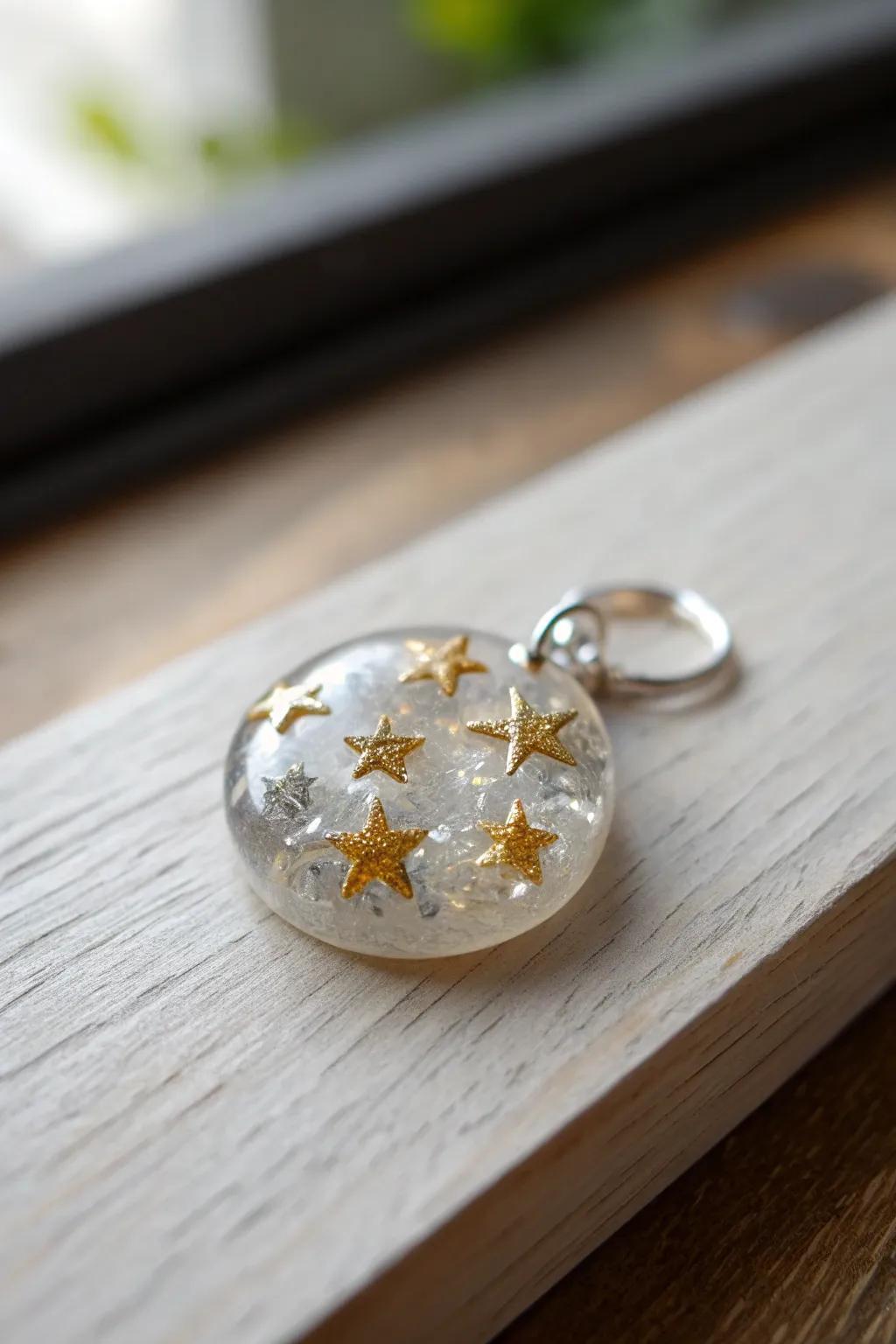Embrace the magic of glitter with this starry resin charm, where simplicity meets sparkle.